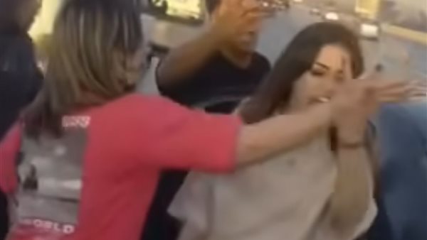 جريمة أخلاقية بالمحور.. مواطن يطارد مجموعة شباب أثناء ممارسة أعمال منافية بالطريق العام (فيديو)