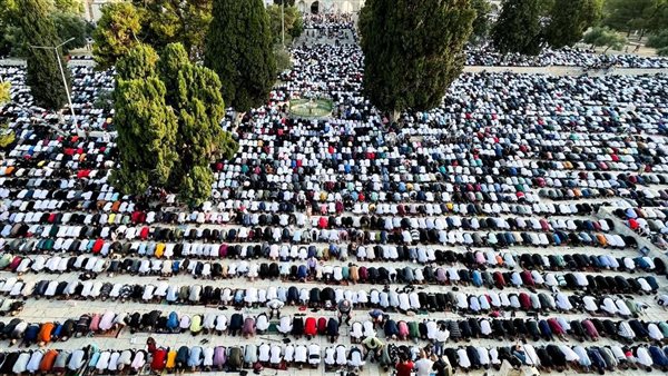 45 ألف مصل يؤدون صلاة الجمعة فى الأقصى رغم إجراءات الاحتلال الاسرائيلى