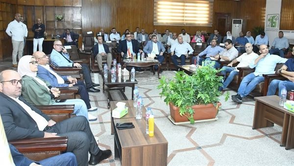 وزير الإسكان يعقد اجتماعًا مع رؤساء أجهزة مدن غرب القاهرة لمتابعة ملفات العمل
