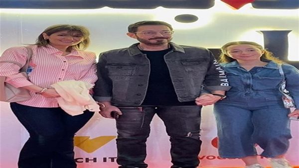 الفنان أحمد زاهر برفقة أسرته في العرض الخاص لمسلسل “ولد بنت شايب”
