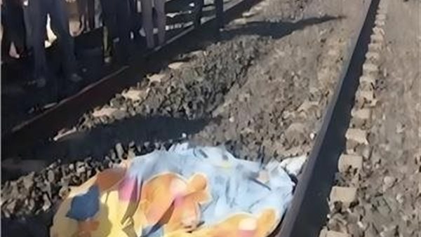 حزتا على وفاة خطيبته .. شاب يلقى بنفسه أسفل عجلات القطار بقنا