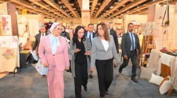 وزيرة التضامن تتفقد جناح “دعم الصناعات الريفية” في معرض تراثنا