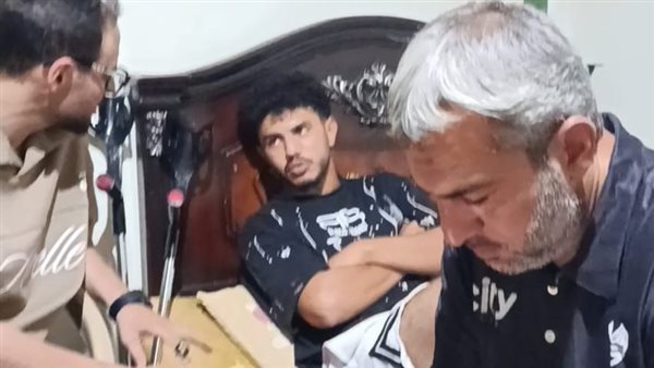 دعم من قلب الملعب.. رئيس بلدية المحلة يزور أحمد وليد في منزله بعد إصابته