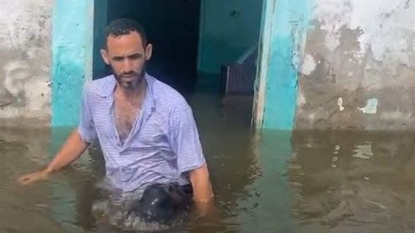 ارتفاع منسوب مياه نهر النيل يغمر دلهمو بالمنوفية.. الأهالي يعبرون أطفالهم في “طشت” للوصول للمدارس.. 1084 فدانًا من أراضي طرح النهر مهددة بالغرق.. وتحذيرات عاجلة من الحكومة بإخلاء المنازل والمزارع