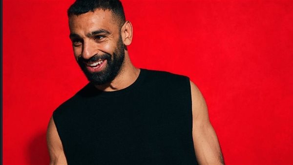 محمد صلاح يلتقط أولى الصور مع الكرة الرسمية لكأس العالم 2026