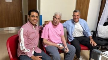 خالد مرتجي وطارق قنديل يزوران المعلم حسن شحاتة بعد الوعكة الصحية