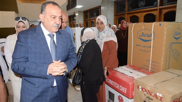 محافظ أسيوط يوزع أجهزة كهربائية وأثاثًا للأسر الأولى بالرعاية بحي غرب