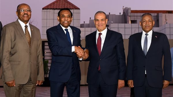 وزير الخارجية يؤكد لرئيس وزراء السودان رفض الإجراءات الأحادية فى نهر النيل