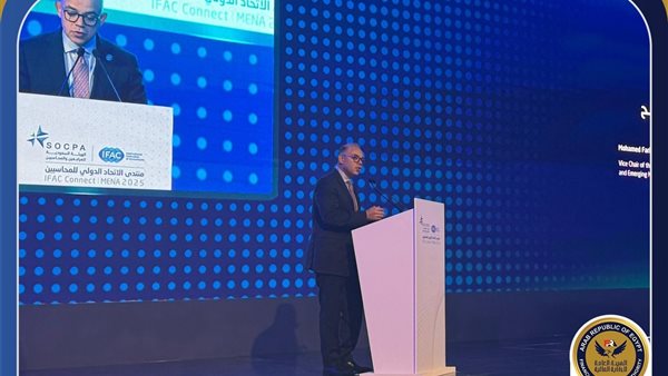 رئيس الرقابة المالية يقدم عرض تقديمي عن التزام منظمة الأيوسكو بتقارير الاستدامة