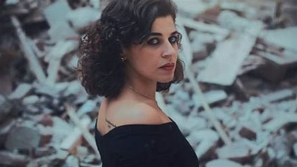 كل واحد يخليه في نفسه.. منى هلا تكشف سبب زواجها المدني