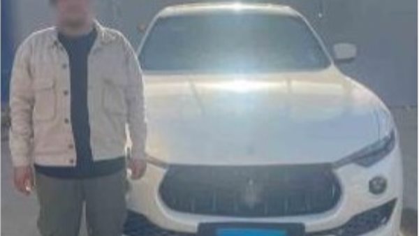 ضبط سائق متهور فى أكتوبر اصطدم بسيارتين وفر هاربًا