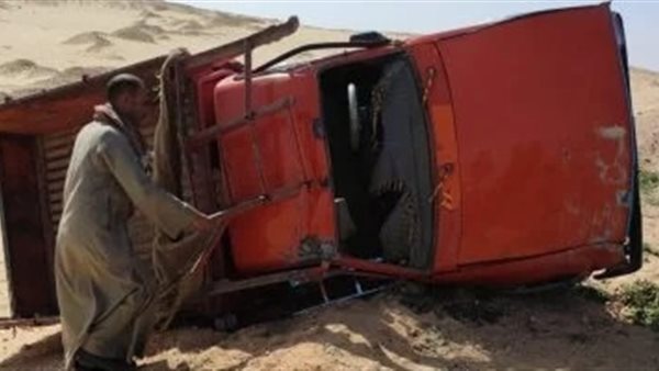 انقلاب سيارة نصف نقل محملة بالقصب على الطريق السريع بسوهاج دون إصابات