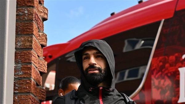مقطع فيديو يضع محمد صلاح في دائرة الجدل بعد رفضه التوقيع على قميص بعلم فلسطين