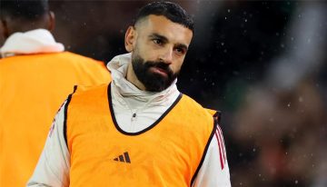 عاجل.. “شعور صادق وإشارة مزيفة”.. خبير لغة جسد يُحلل تصريحات محمد صلاح ضد سلوت وليفربول