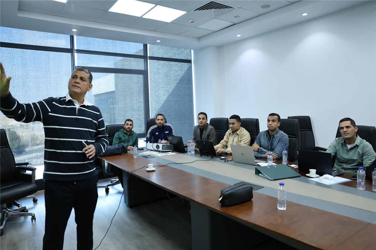 عاجل.. أوسكار رويز يُجري اختبارات بدنية وقياسية للحكام قبل استئناف الدوري