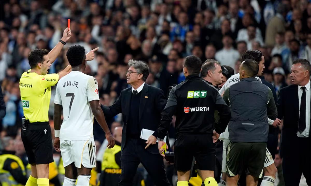 عاجل.. قناة ريال مدريد بعد الهزيمة أمام سيلتا فيجو: الحكم لا يعرف ماذا يحتسب.. ويواصل مسلسل كوارث نيجيريرا