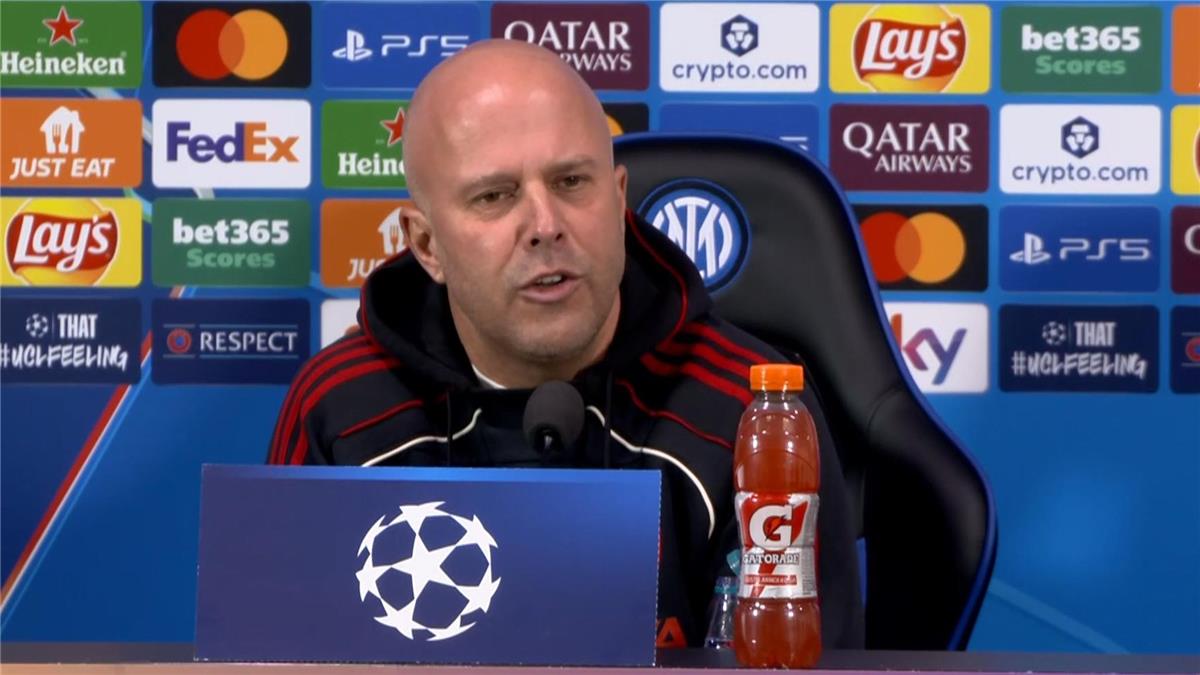 عاجل.. سلوت يعلن خبرًا سيئًا بشأن لاعب ليفربول.. ويصرّح: لا يمكن فعل شيء تجاه كييزا