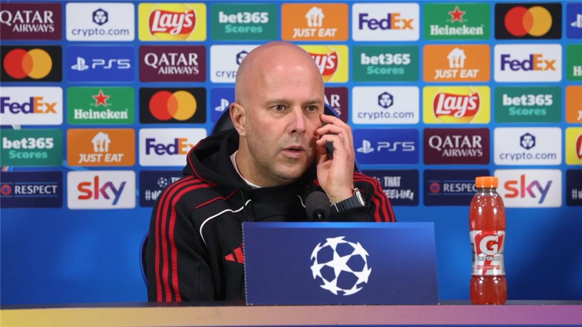 عاجل.. سلوت يوضح أسباب جلوس صلاح على دكة البدلاء ويؤكد: أحبه مثل باقي اللاعبين