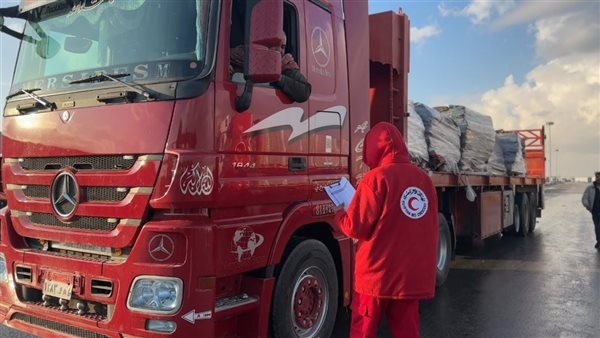 عاجل.. الهلال الأحمر يدفع بأكثر من 10 آلاف طن مساعدات إنسانية و45 ألف بطانية لقطاع غزة