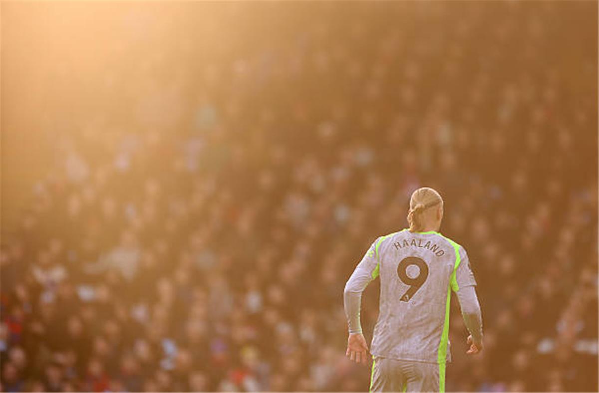 عاجل.. هالاند يقترب من تحطيم رقم قياسي لـ رونالدو وأسطورة إفريقية