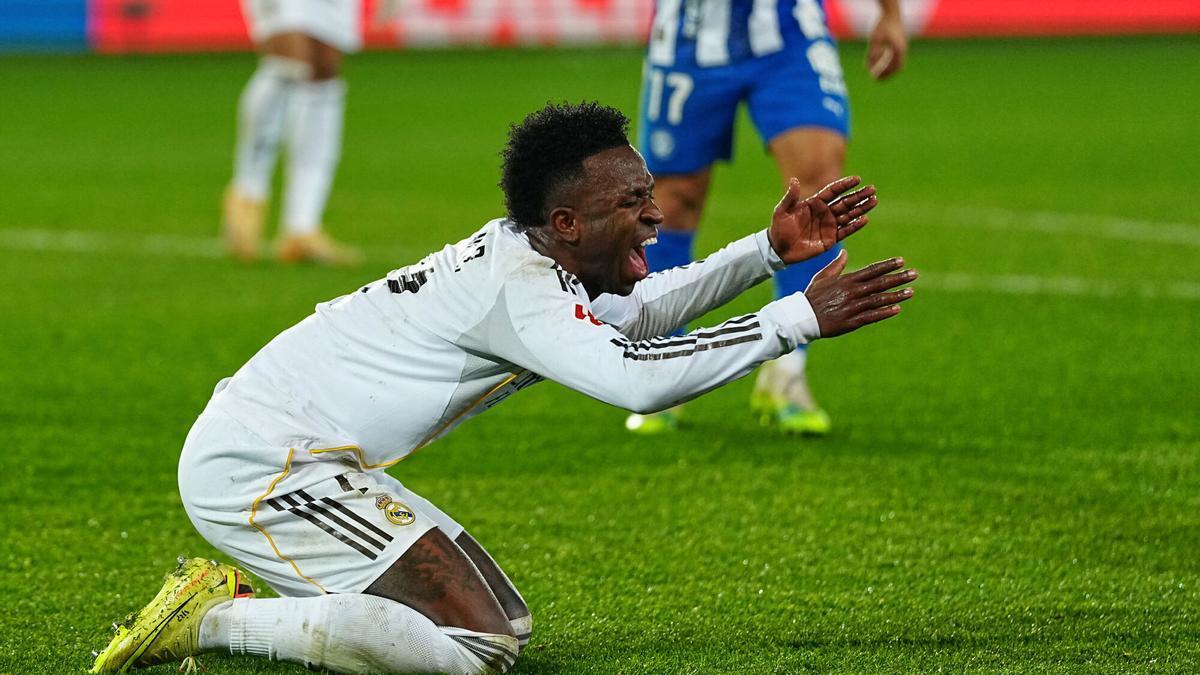 عاجل.. سبورت تكشف رد فعل فينيسيوس تجاه التحكيم بعد واقعة مباراة ريال مدريد وألافيس