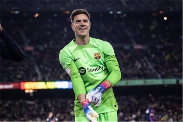 عاجل.. بينهم عملاق أوروبي.. 6 أندية ترغب في التعاقد مع تير شتيجن