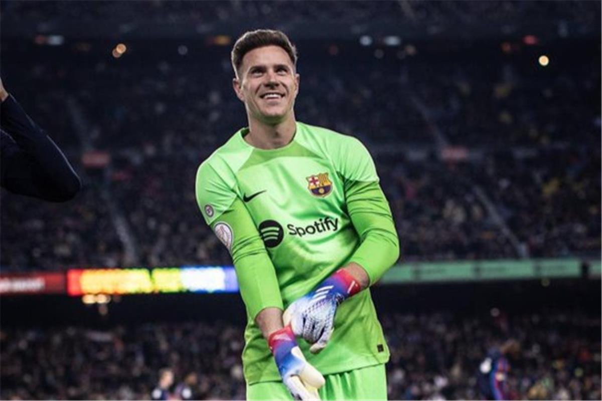 عاجل.. بينهم عملاق أوروبي.. 6 أندية ترغب في التعاقد مع تير شتيجن