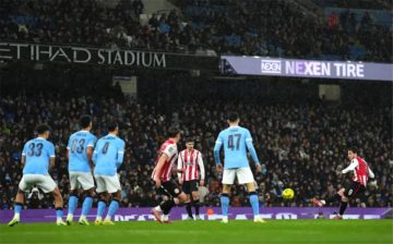 عاجل.. إصابة مبكرة للاعب مانشستر سيتي تجبره على الخروج أمام برينتفورد