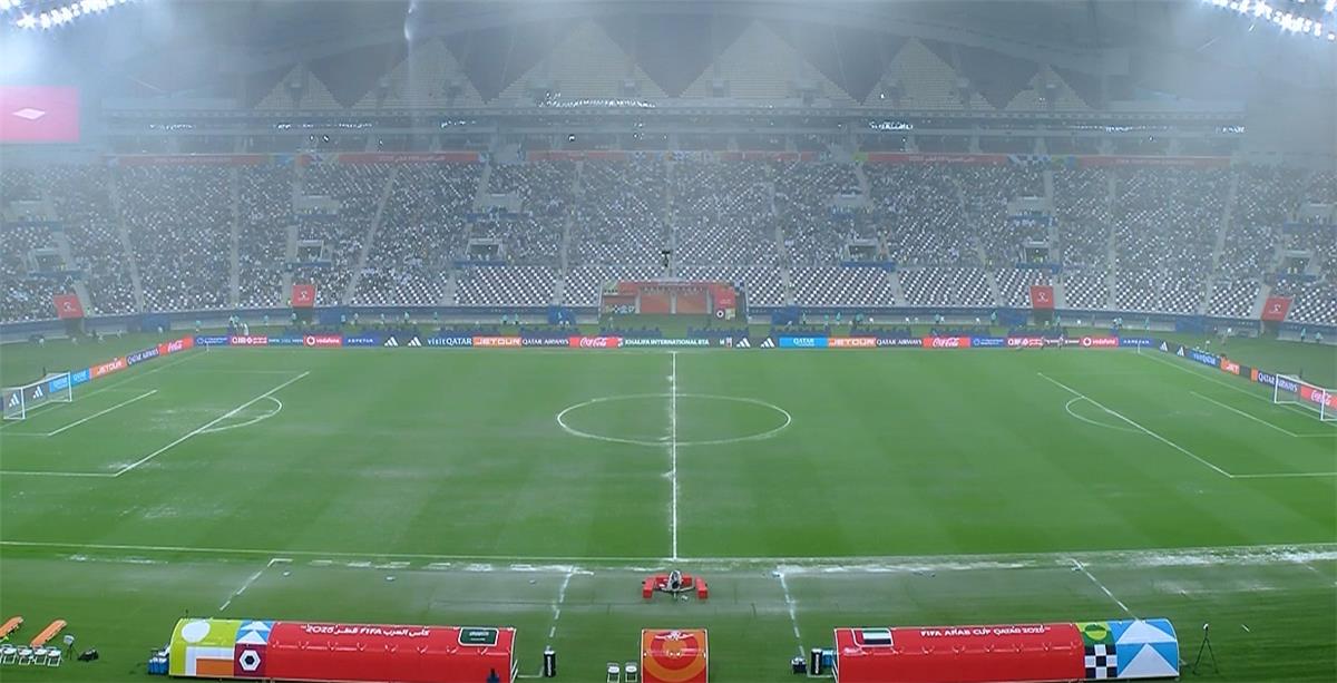 عاجل.. صور | توقف مباراة السعودية والإمارات في كأس العرب بسبب الأمطار