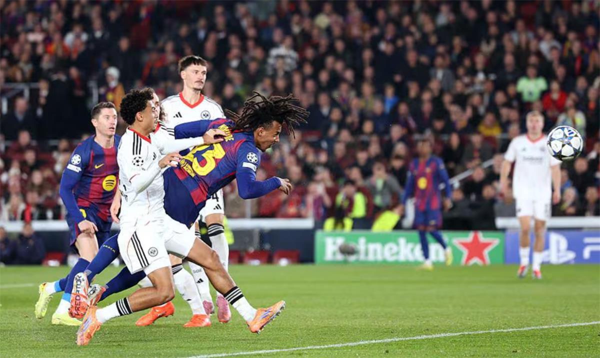 عاجل.. “يويفا” يغرم فرانكفورت بسبب أحداث مباراة برشلونة في دوري أبطال أوروبا