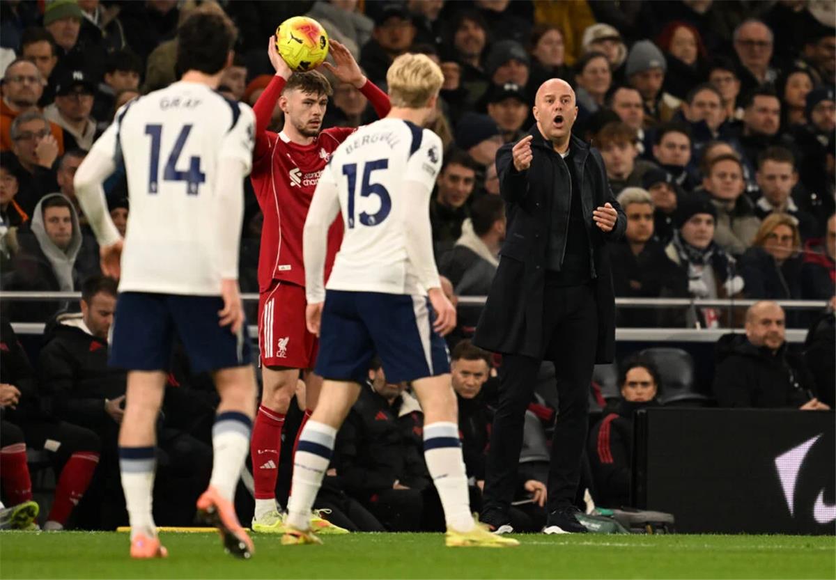 عاجل.. سلوت يحاول التماسك بشأن إصابة إيزاك ويصرّح: أتمنى محو بضع دقائق من ذاكرتي