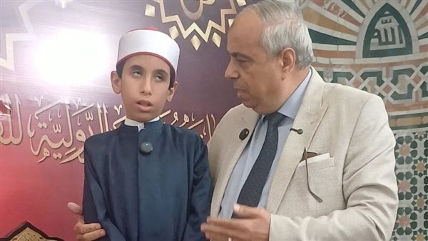 عاجل.. أول ما نطق به لسانه القرآن.. عمر الكفيف ذو البصيرة يبهر مسابقة بورسعيد الدولية بموهبته الخارقة