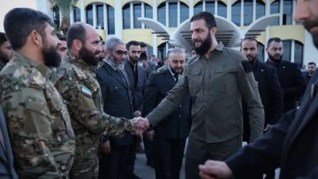 عاجل.. الشرع يزور معرض الثورة السورية ويكرّم أبطال التحرير