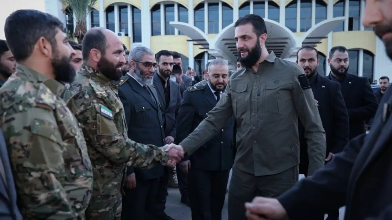 عاجل.. الشرع يزور معرض الثورة السورية ويكرّم أبطال التحرير