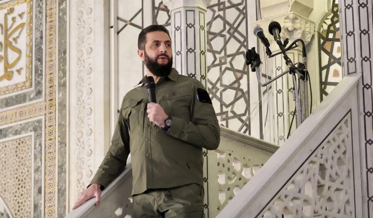 عاجل.. الشرع يؤدي صلاة الذكرى الأولى لتحرير سوريا ويدعو لوحدة الجهود الوطنية