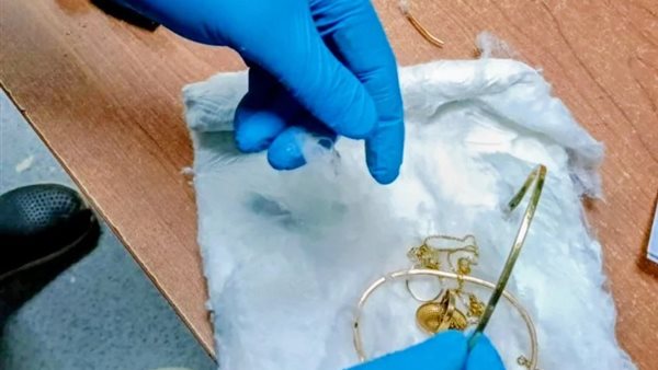 عاجل.. طاقم إسعاف يُعيد مشغولات ذهبية بمليون جنيه لأسرة مصابى حادث طريق بنها