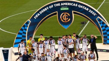 عاجل.. أبو ريدة يسلّم كأس ديربي الأمريكتين لفلامنجو البرازيلي