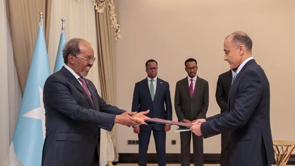 عاجل.. السفير المصري يقدم أوراق اعتماده إلى الرئيس الصومالي