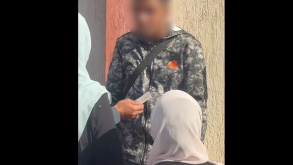 عاجل.. ضبط مواطن أثناء توزيعه كوبونات سلع غذائية على المواطنين بدوائرهم الانتخابية بالإسكندرية