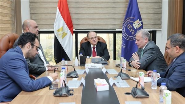 عاجل.. رئيس هيئة الدواء يعقد اجتماعًا مع ممثلي شركة «داف» لمتابعة مشروعات التتبع الدوائي والتحول الرقمي