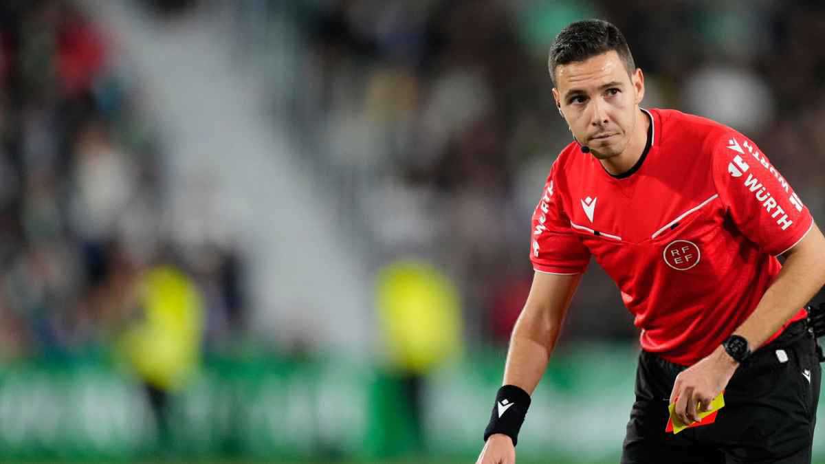 عاجل.. مخاوف برشلونة من حكم مباراة ريال بيتيس