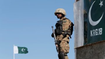 عاجل.. مقتل 6 جنود باكستانيين في هجوم مسلح بشمال غرب البلاد