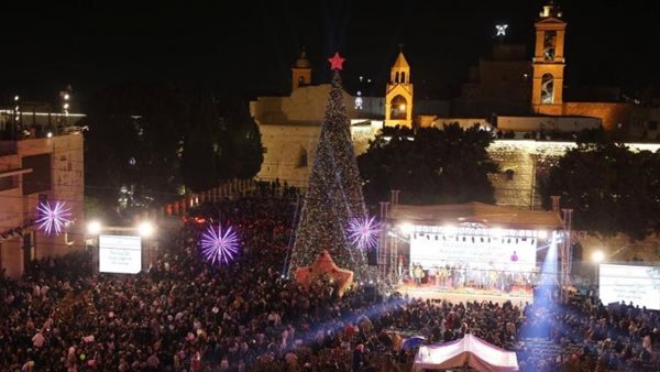 عاجل.. شجرة عيد الميلاد تضيء فى بيت لحم بعد عامين من الحرب