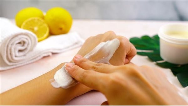 عاجل.. نتائج فعالة من أول استخدام.. طرق تفتيح اليدين من اسمرار الشمس في الشتاء