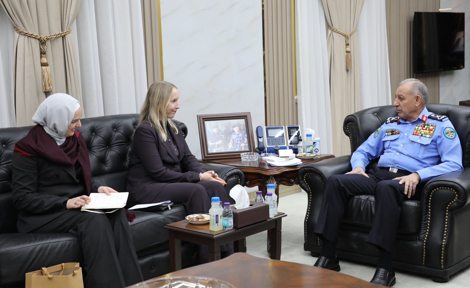 عاجل.. مدير الأمن العام يلتقي السفيرة الهولندية، ويبحثان تعزيز التعاون الأمني المشترك