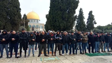 عاجل.. الآلاف يؤدون صلاة الجمعة بالأقصى وسط تشديد الاحتلال