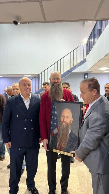 عاجل.. السفير الأمريكي يزور معهد الفسيفساء ويهديه صورته