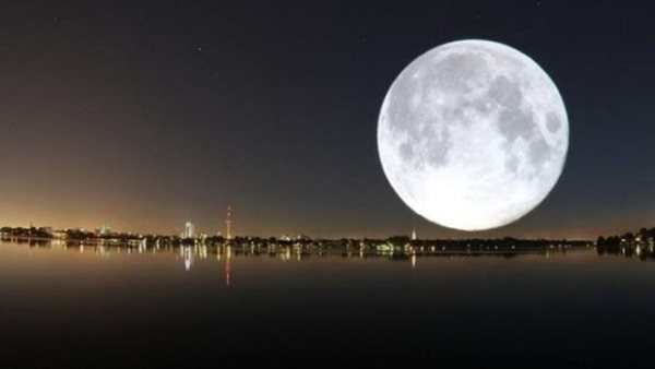 عاجل.. ظاهرة فلكية مدهشة في سماء العالم العربي.. القمر العملاق يودّع عام 2025
