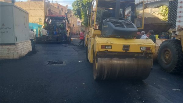 عاجل.. محافظ أسيوط يتابع رصف شارع الجمهورية والمناطق المحيطة بقرية البوسنة