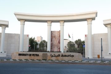 عاجل.. جامعة البترا تدخل قائمة أفضل مئة جامعة عربية وتقفز أربعين مرتبة في تصنيف “التايمز”
